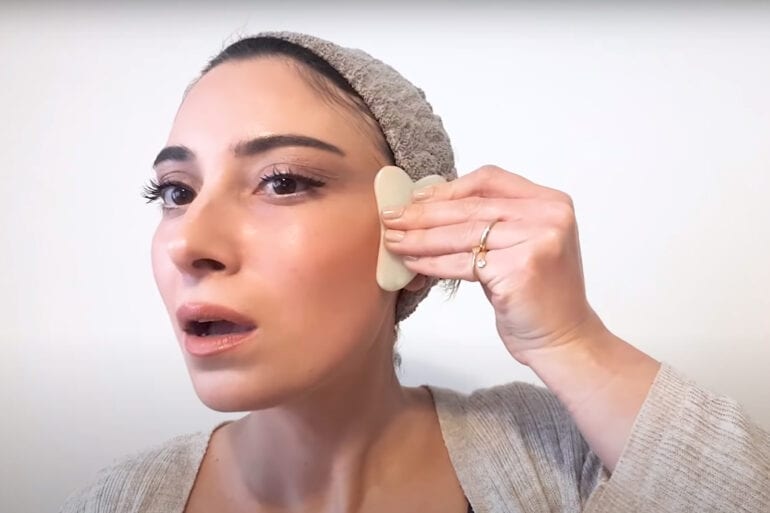 Gua Sha Masaj Tekniği Cilt Bakım Rutininde Nasıl Uygulanır?