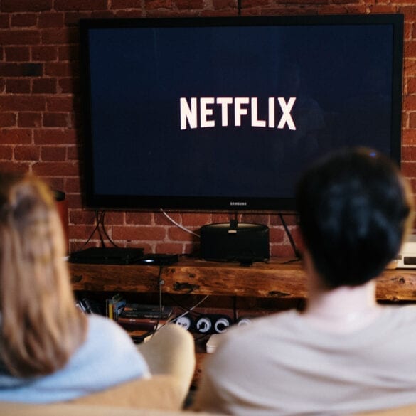 netflix izleyen kadın ve erkek