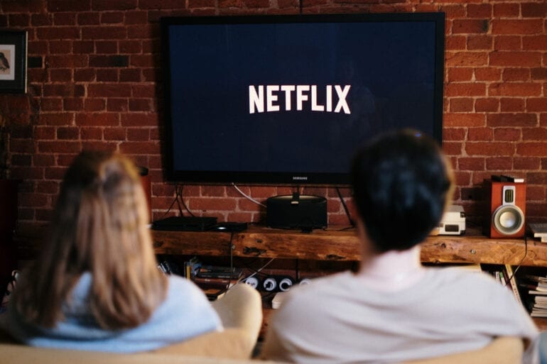 netflix izleyen kadın ve erkek