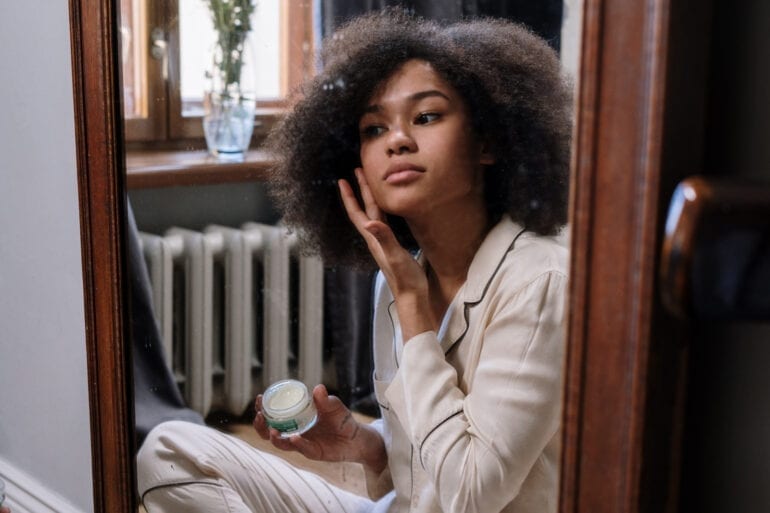 yüzüne krem süren kadın