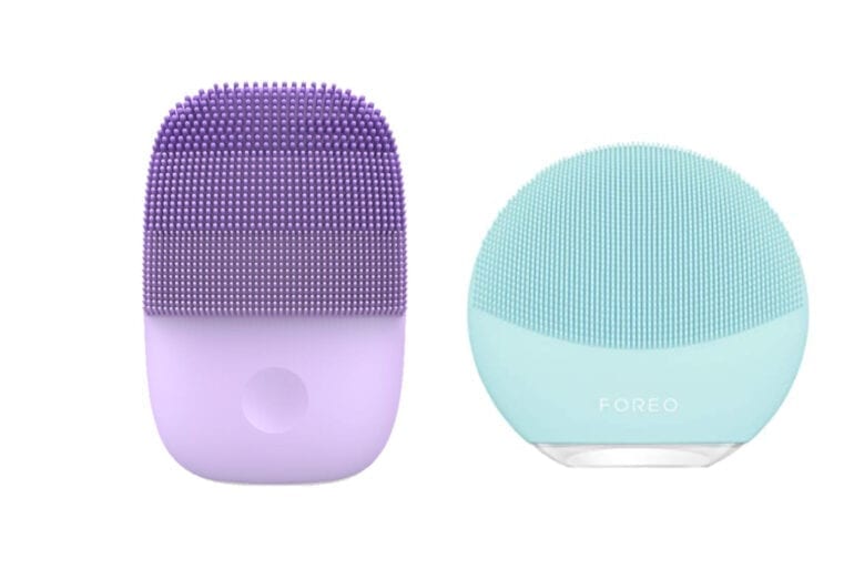 Silicone sonic face cleanser device with vibrating bristles