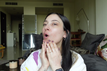 yüz yogası ve cilt bakımı yapan kadın